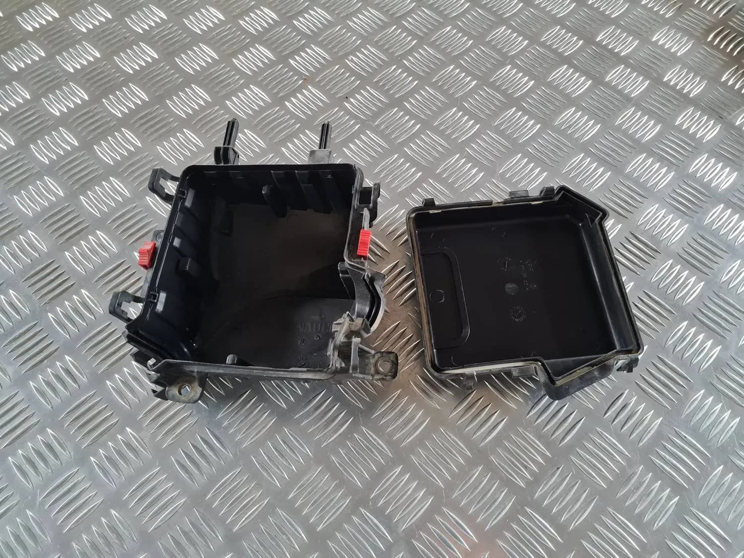 Drošinātāju relejas kaste RENAULT SCENIC III 2011 - foto 3