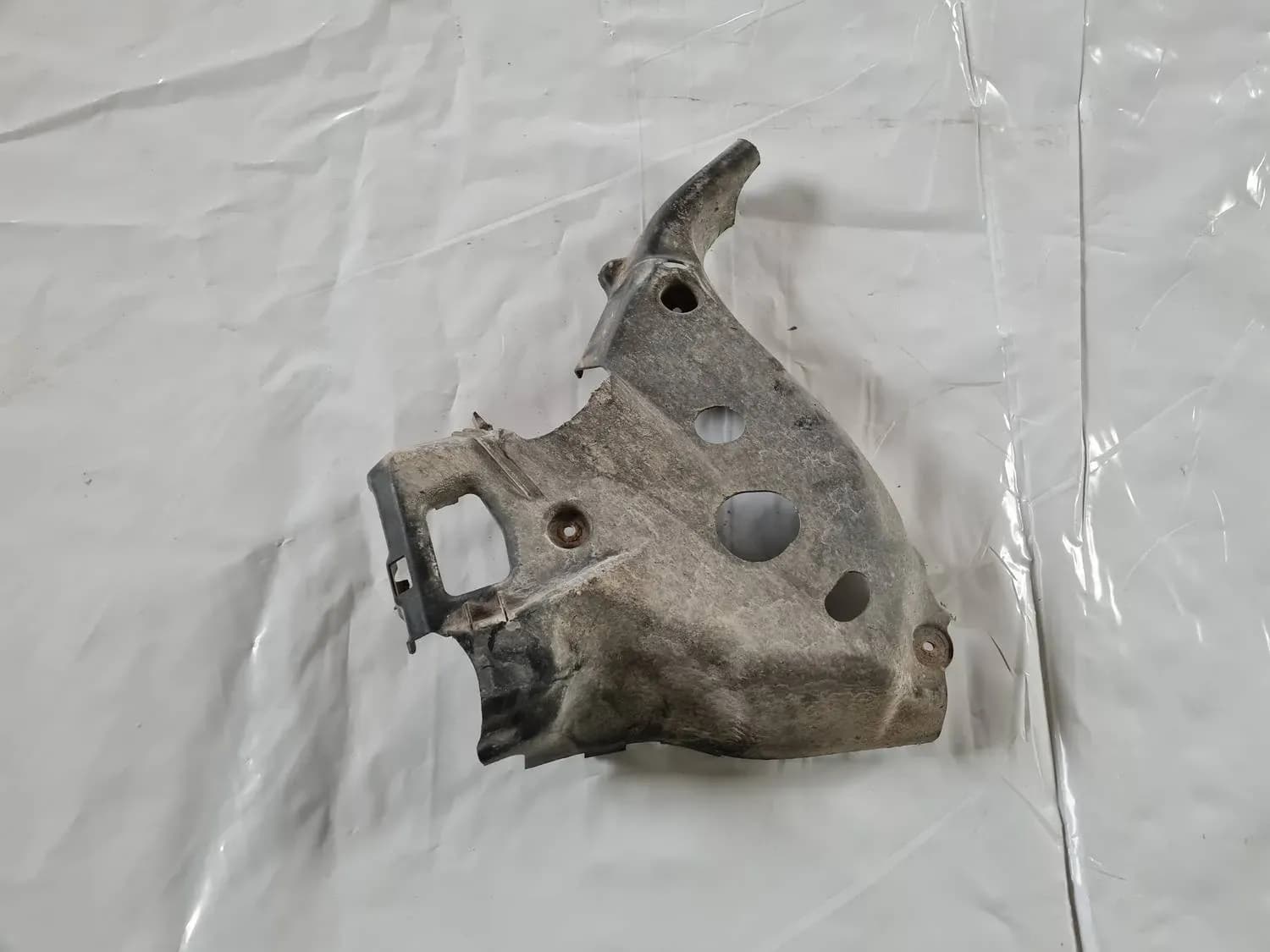 Aizmugures piekares sviras aizsargs AUDI A6 2008