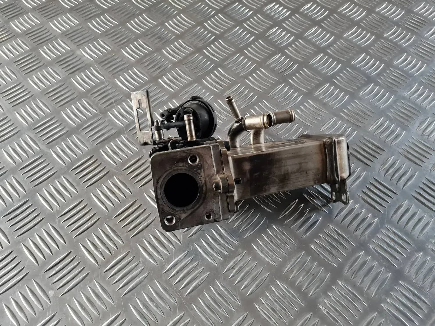 EGR vārsta dzesētājs AUDI A6 2008 - foto 3