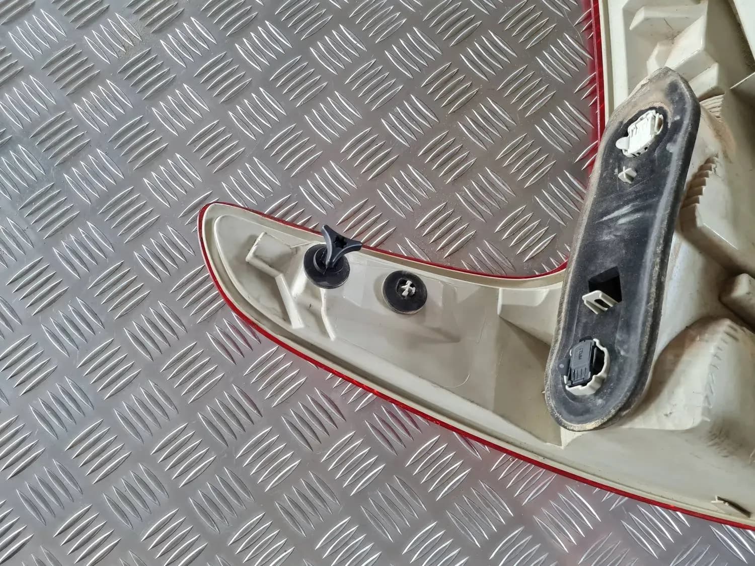 Aizmugurējais labais lukturis RENAULT SCENIC III 2011 - foto 6
