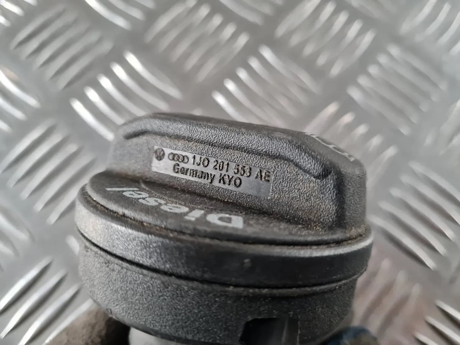 Degvielas uzpildes korķis AUDI A6 2008 - foto 2