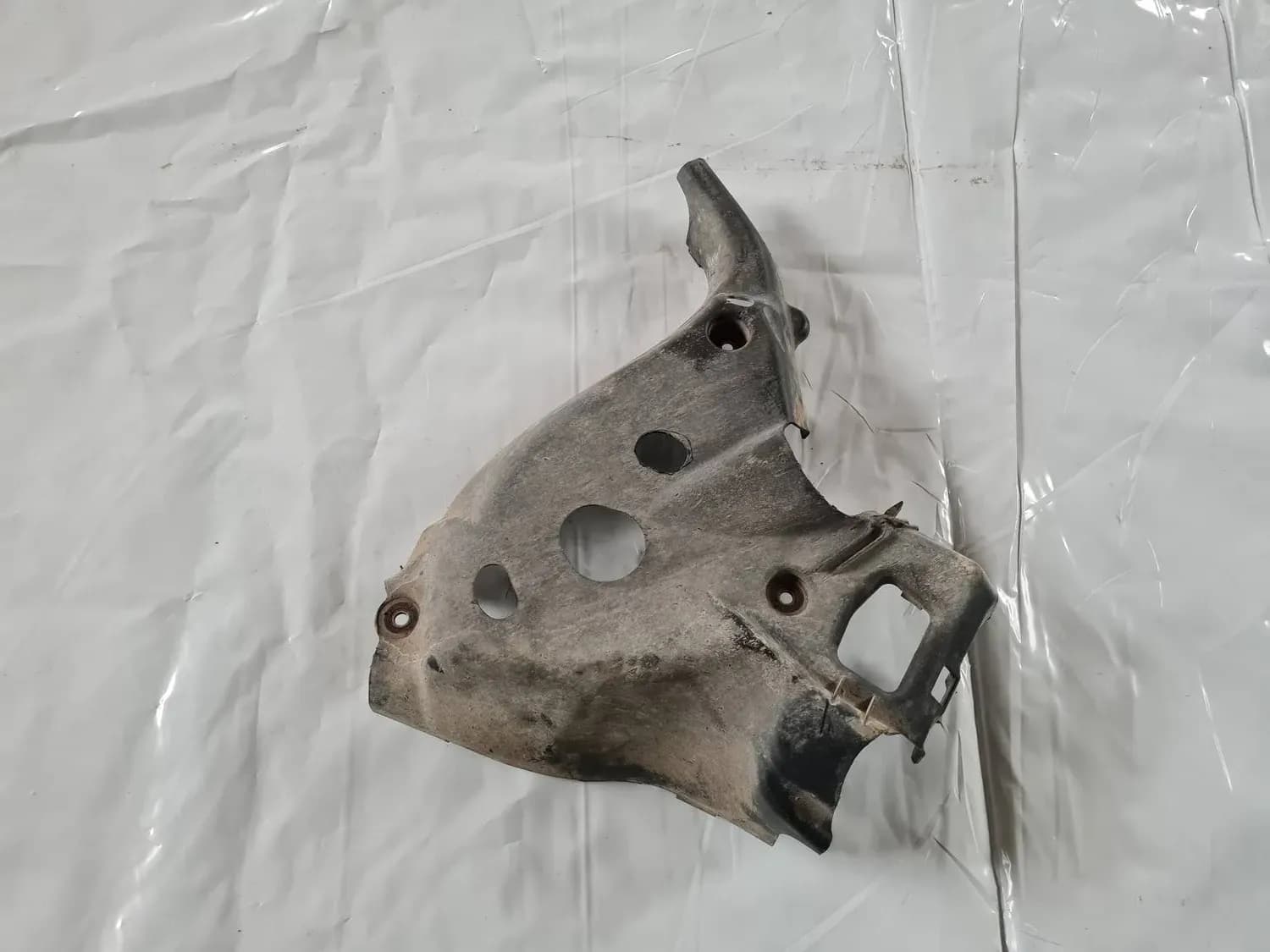 Aizmugures piekares sviras aizsargs AUDI A6 2008 - foto 4