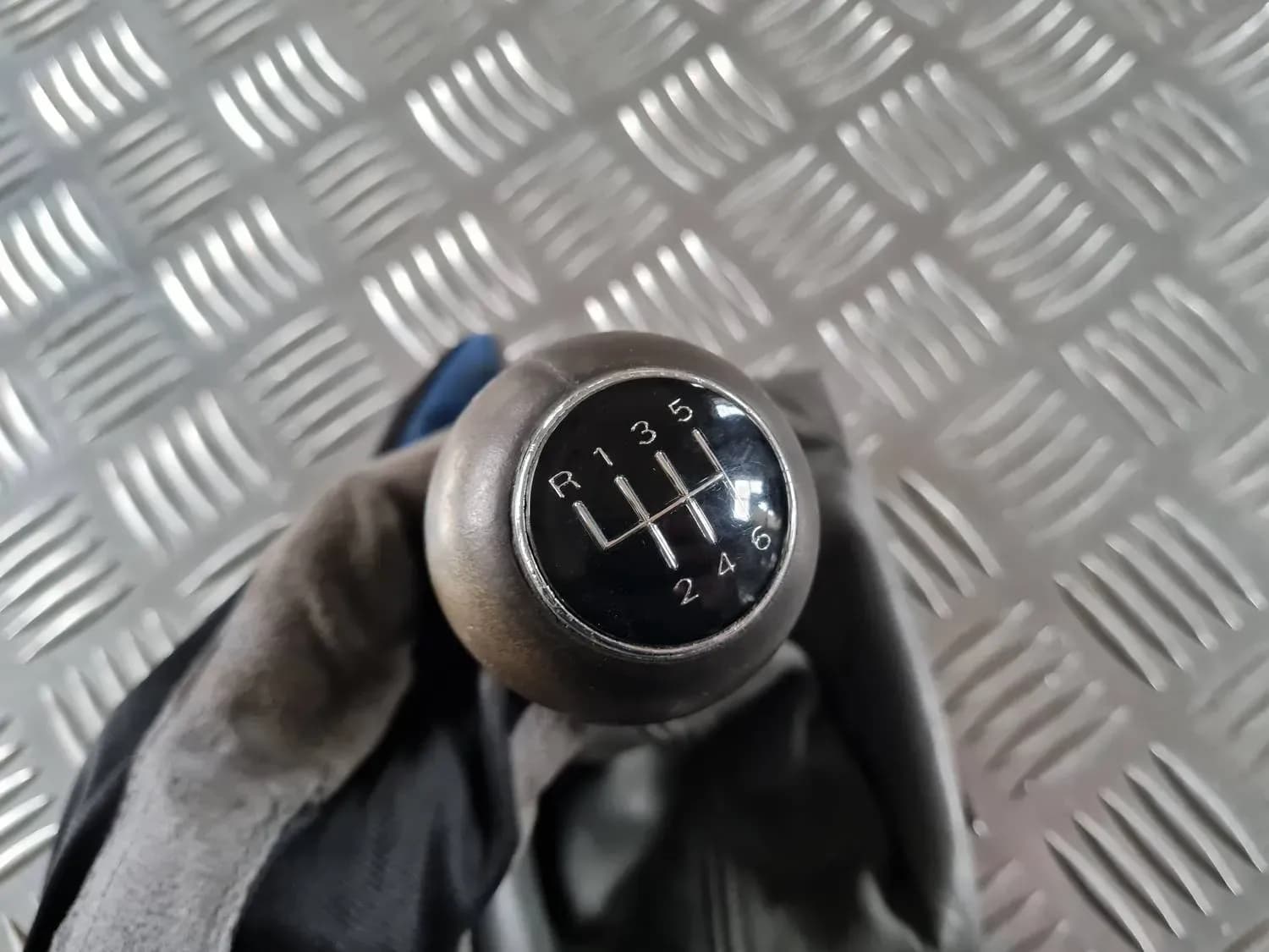 Pārnesumu pārslēgšanas kloķa auduma pārvalks AUDI A6 2008 - foto 4