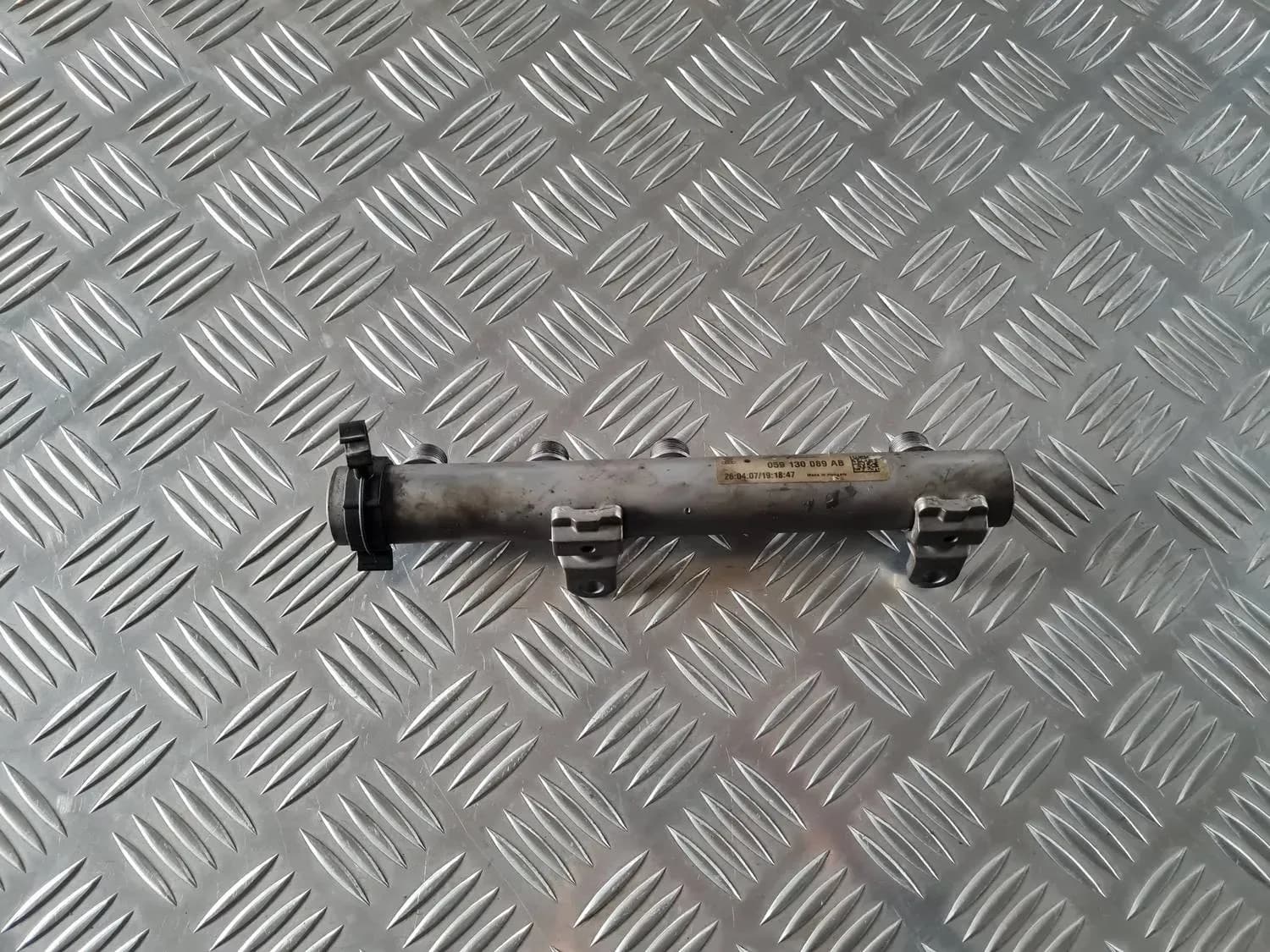 Degvielas sadales caurule AUDI A6 2008 - foto 1