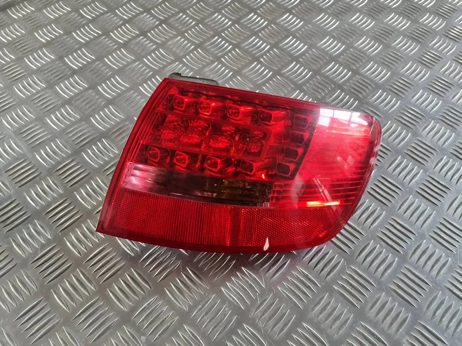 Aizmugurējais labais lukturis AUDI A6 2008