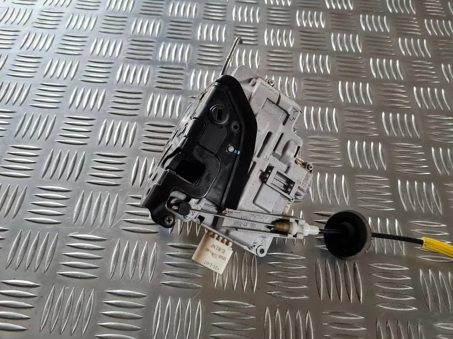 Aizmugurējo kreiso durvju slēdzene AUDI A6 2008 - foto 5
