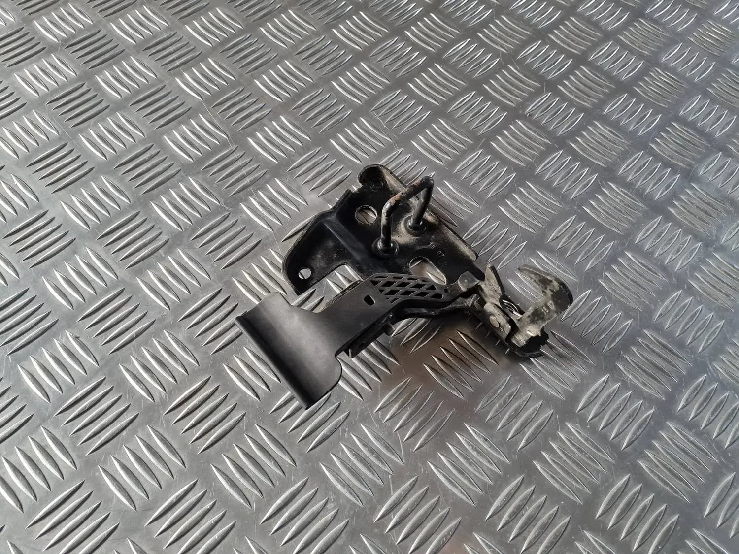 Pārsega atveršanas rokturis AUDI A6 2008 - foto 3