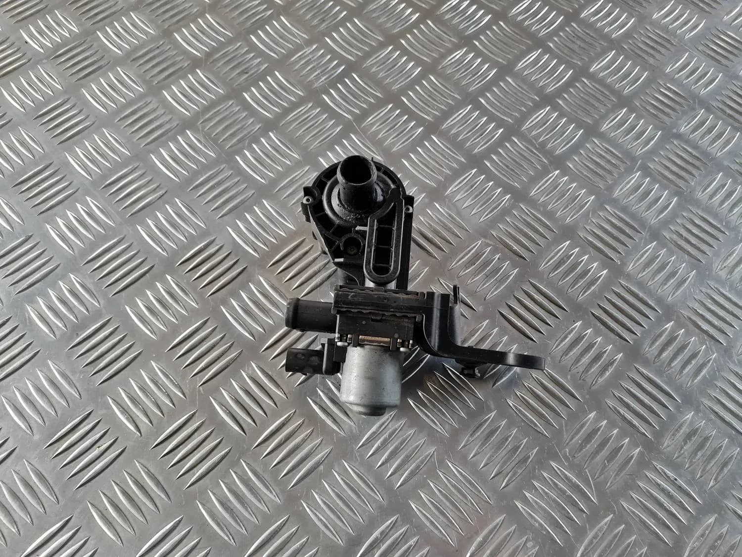 Apsildes radiatora vārsts AUDI A6 2008 - foto 4