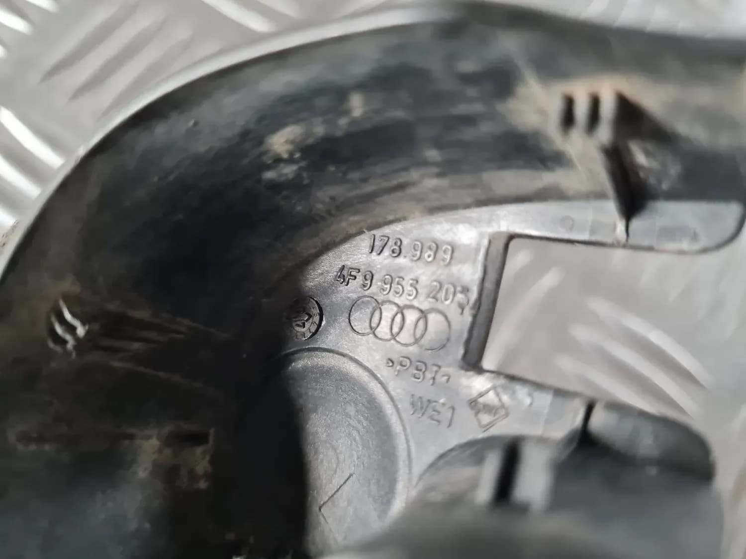 Aizmugurējā loga tīrītāja slotas vāks AUDI A6 2008 - foto 2