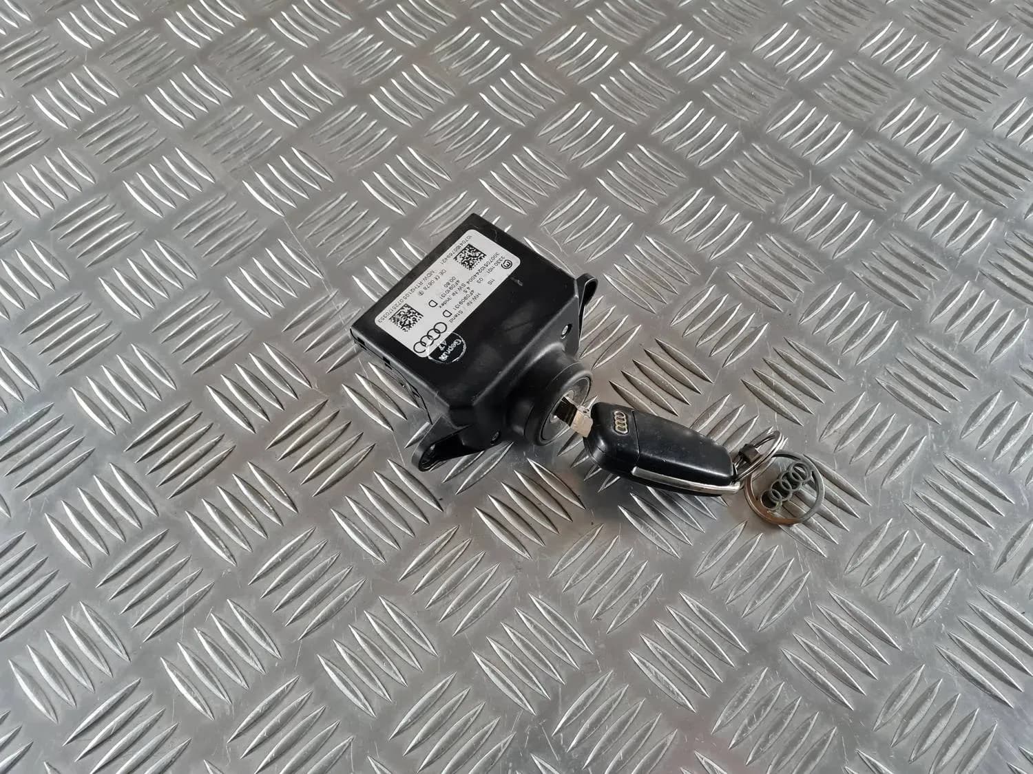 Aizdedzes slēdzene AUDI A6 2008 - foto 2