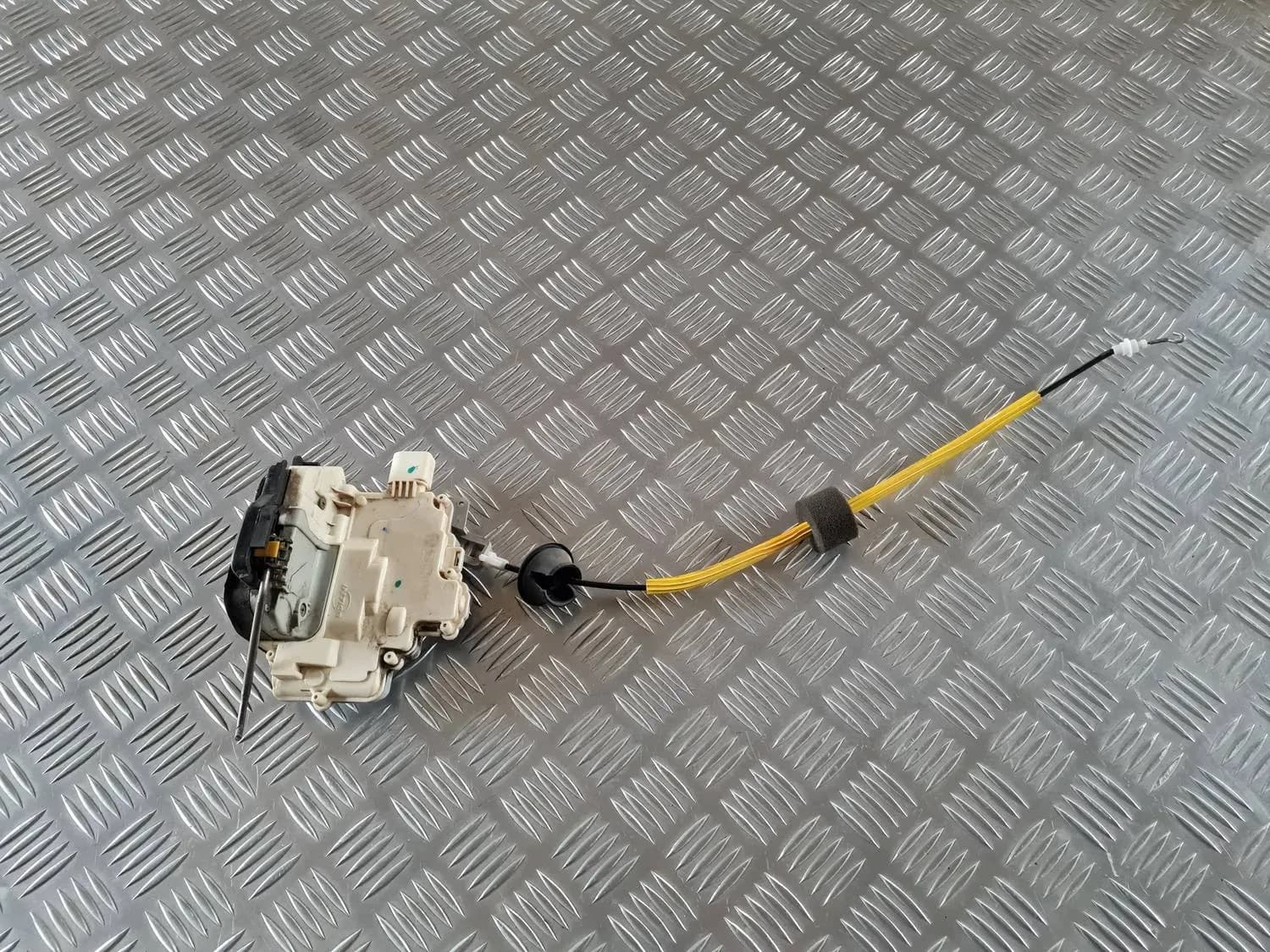 Aizmugurējo kreiso durvju slēdzene AUDI A6 2008