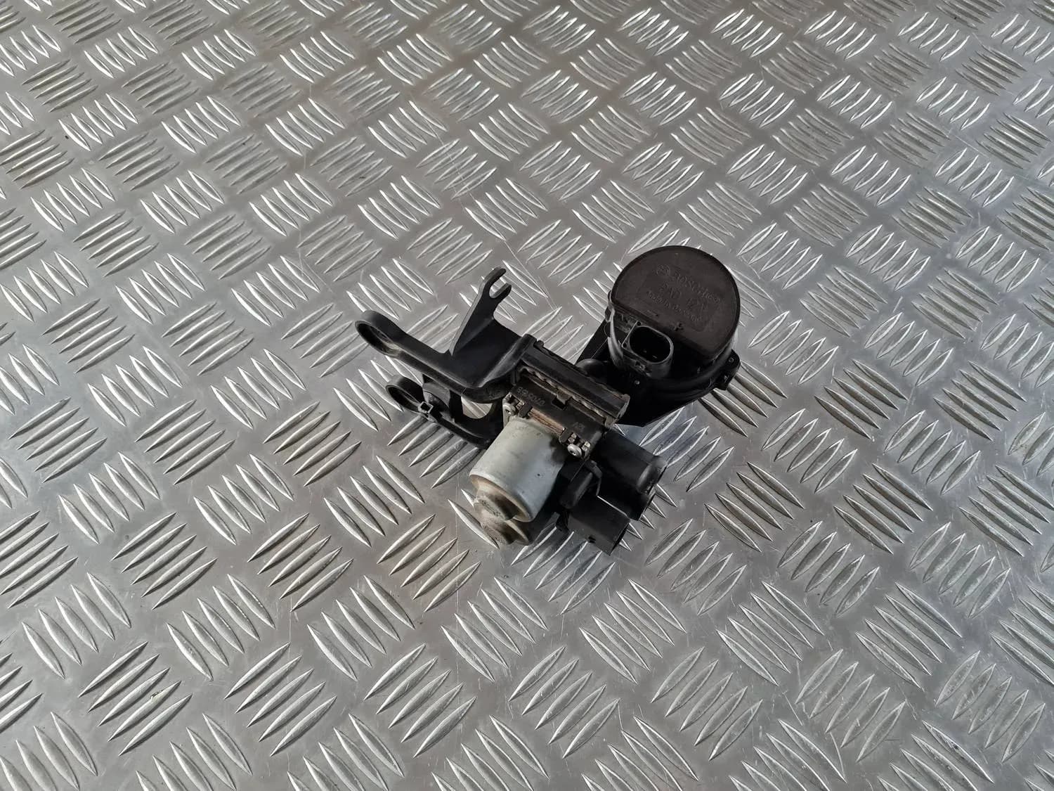 Apsildes radiatora vārsts AUDI A6 2008 - foto 1