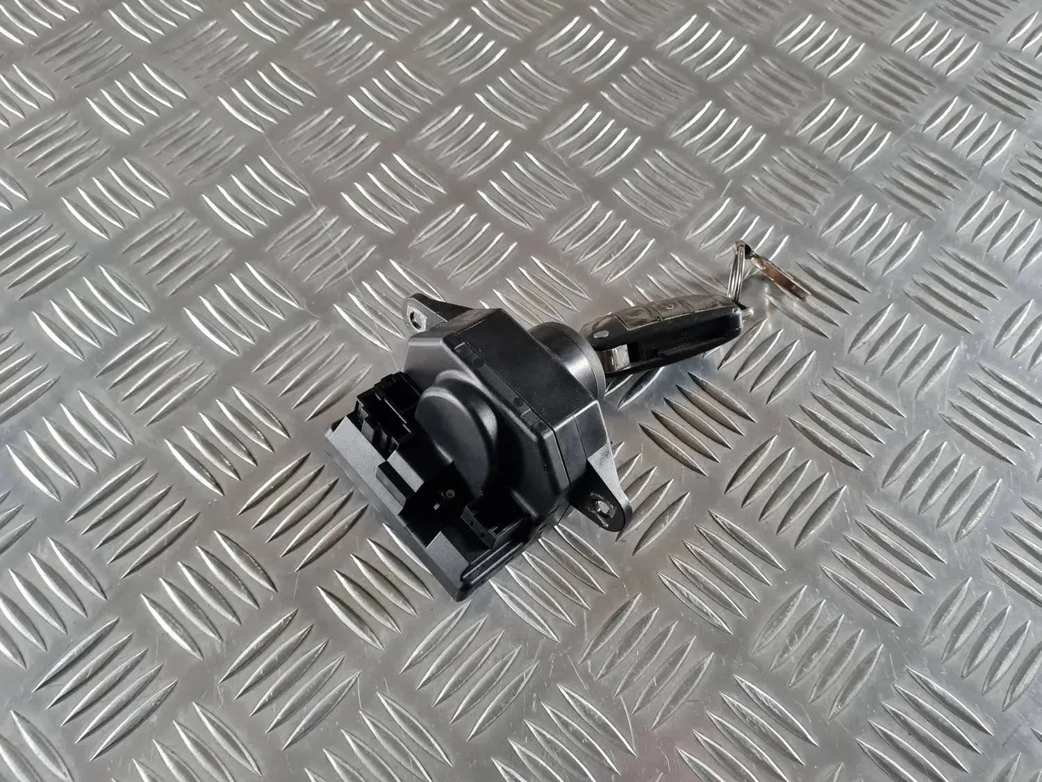 Aizdedzes slēdzene AUDI A6 2008