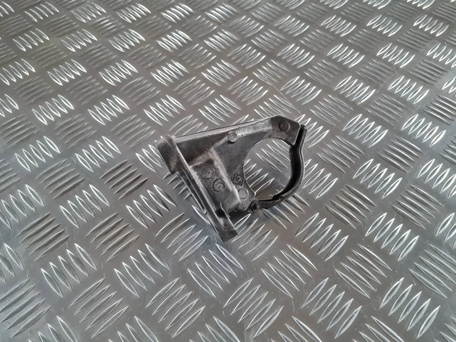 Priekšējas pusases kronšteins RENAULT SCENIC III 2011