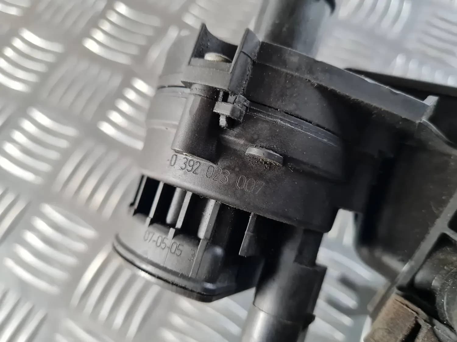 Apsildes radiatora vārsts AUDI A6 2008 - foto 3