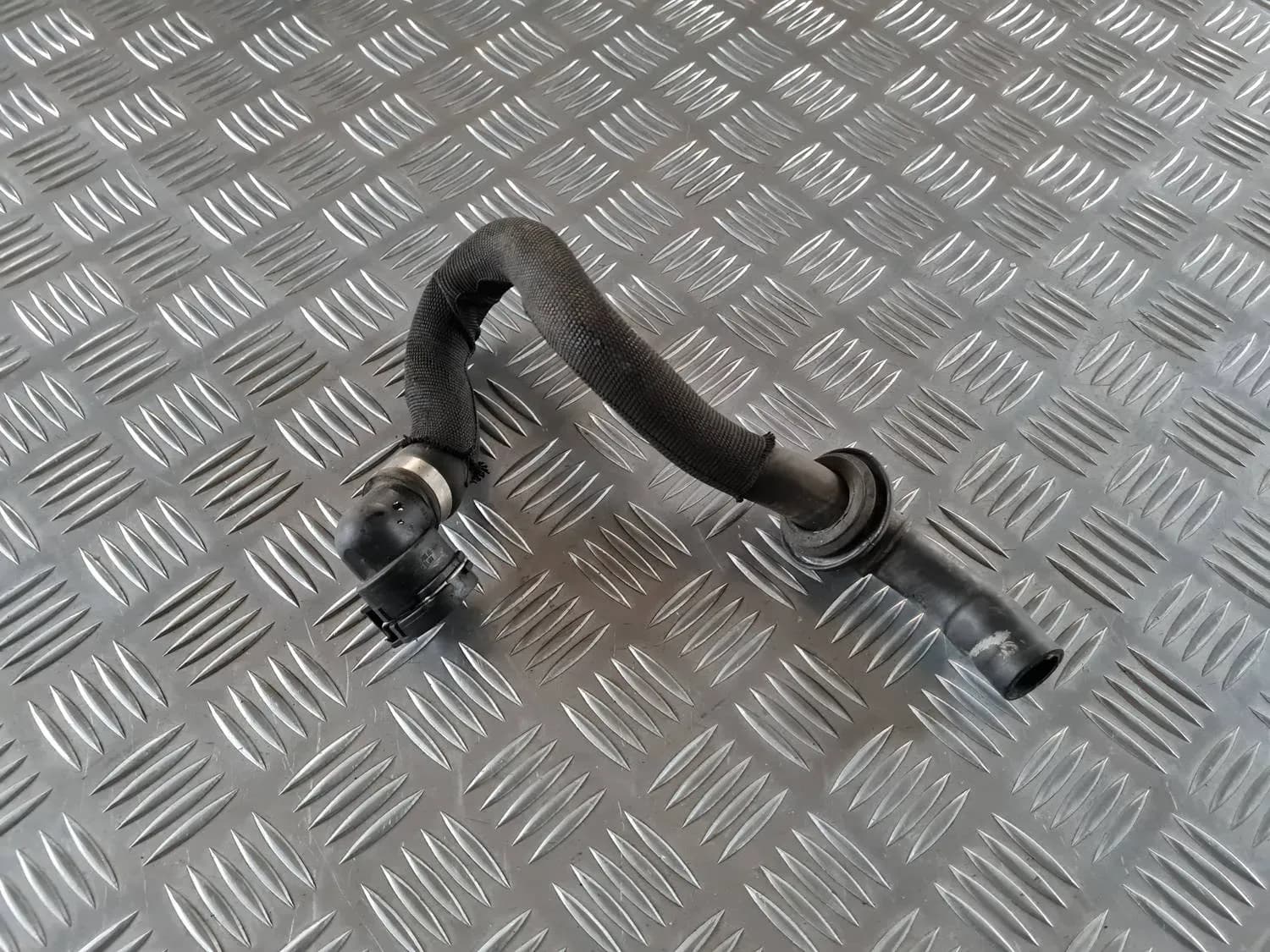 Apsildes radiatora caurules AUDI A6 2008