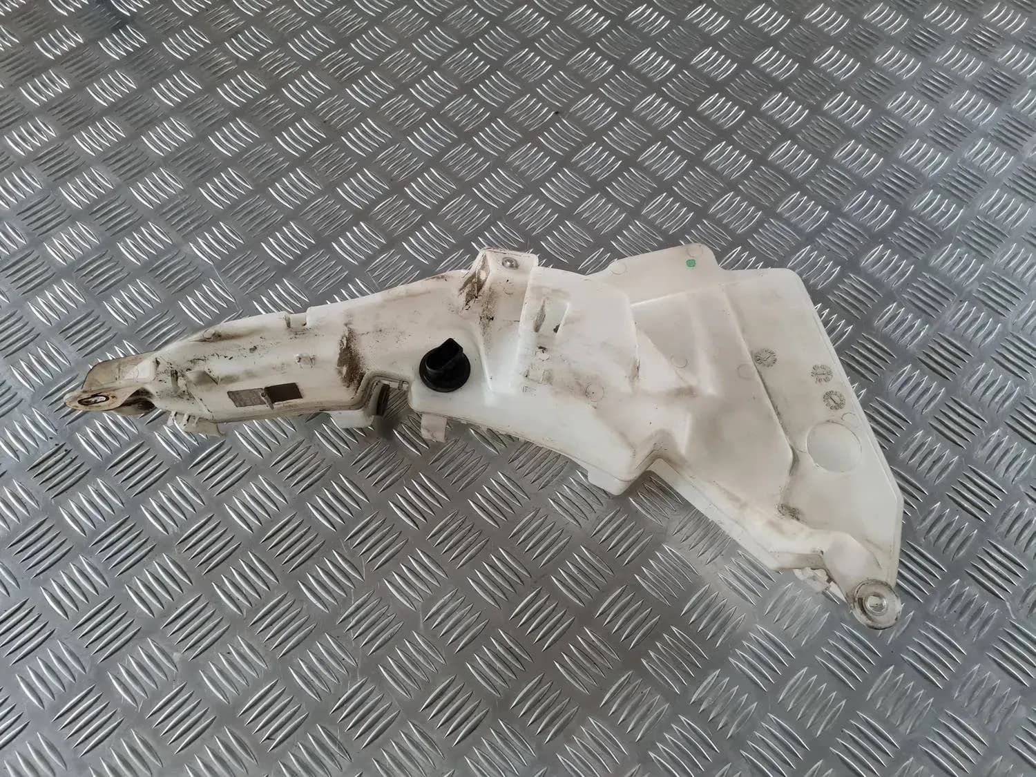 Mazgātāja šķidruma tvertne AUDI A6 2008 - foto 1