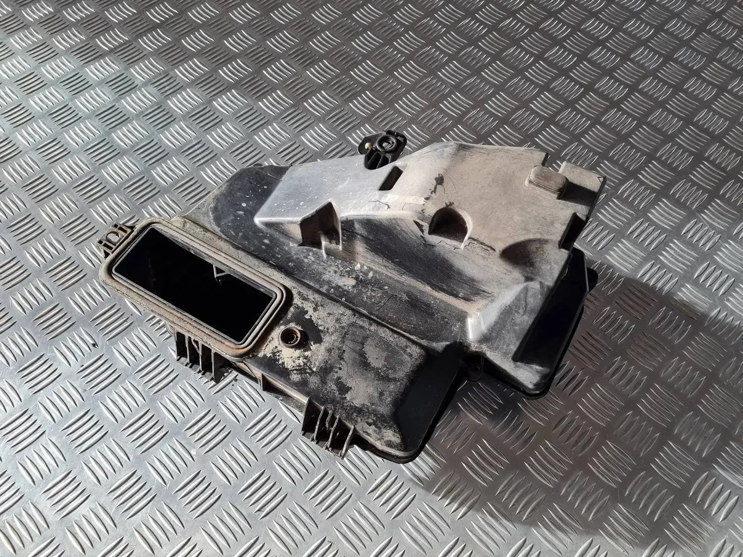 Drošinātāju kārbas korpuss AUDI A6 2008 - foto 3