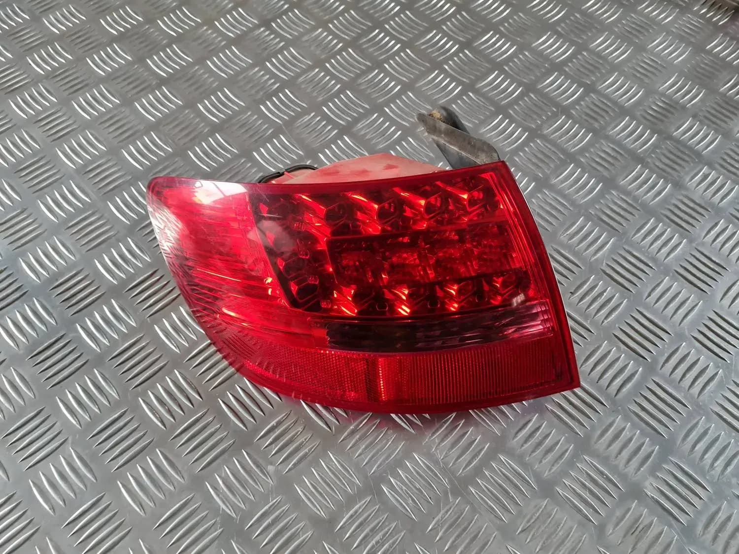 Aizmugurējais kreisais lukturis AUDI A6 2008