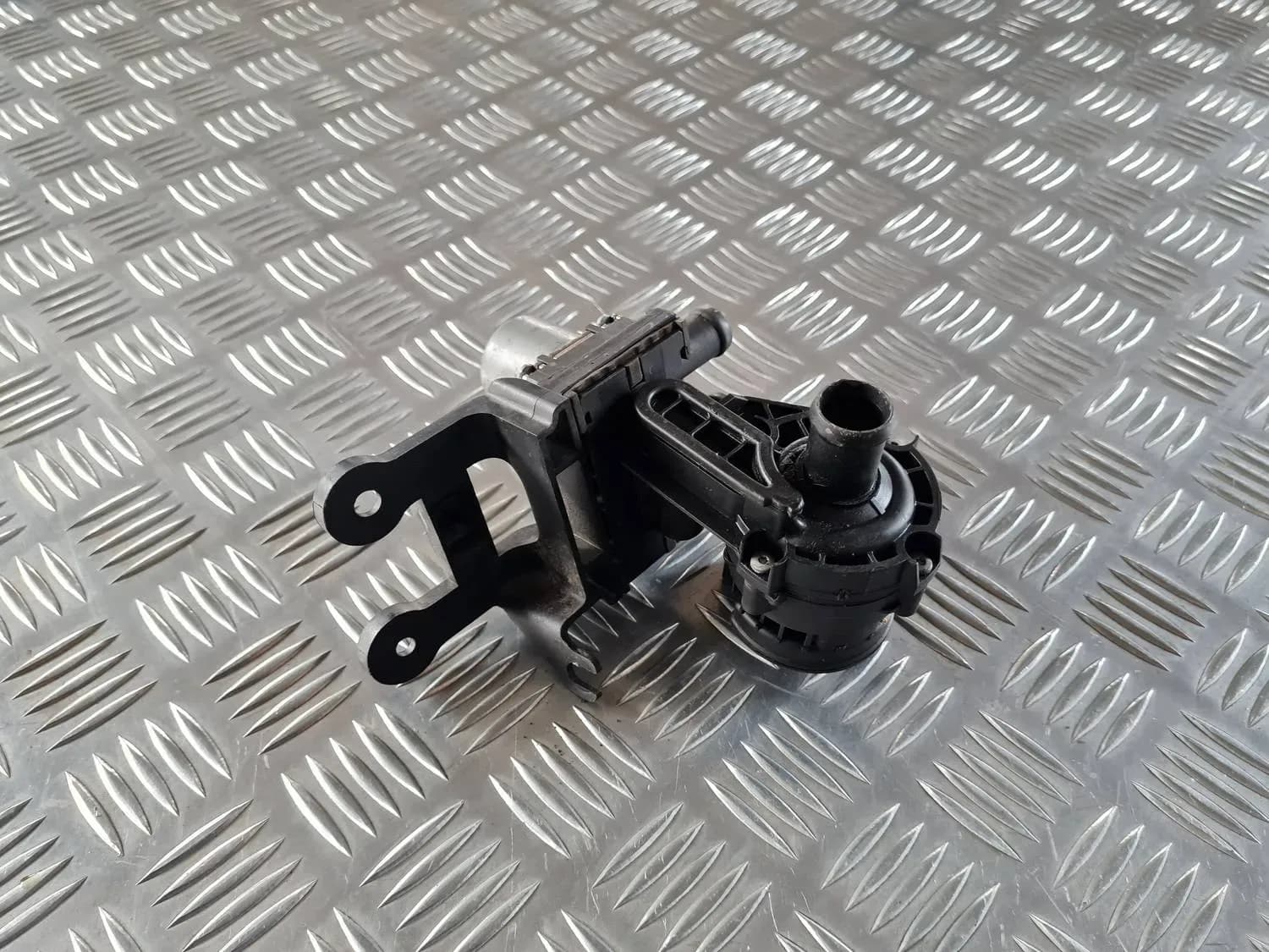 Apsildes radiatora vārsts AUDI A6 2008 - foto 6