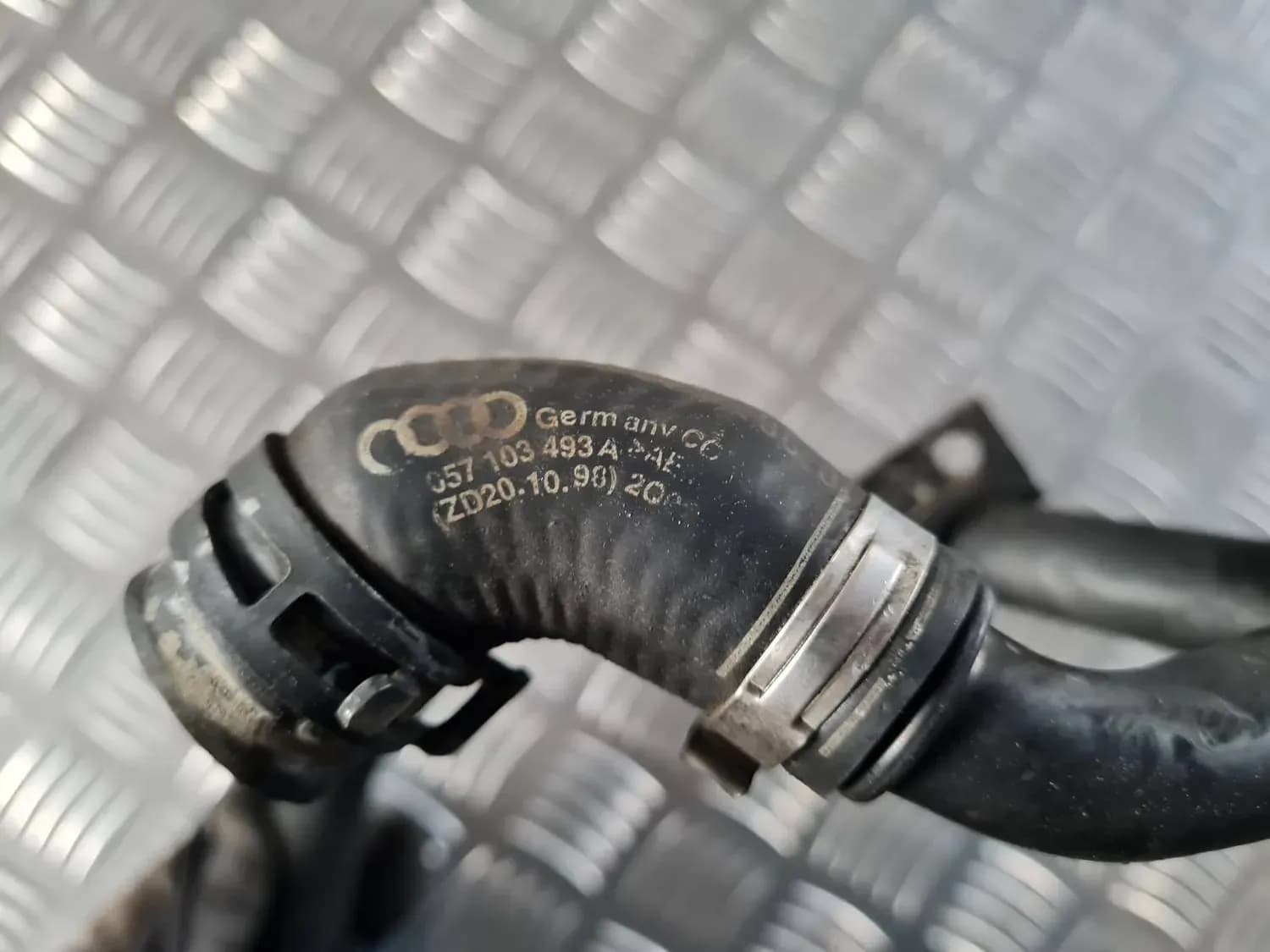 Kartera ventilācijas caurule AUDI A6 2008 - foto 2