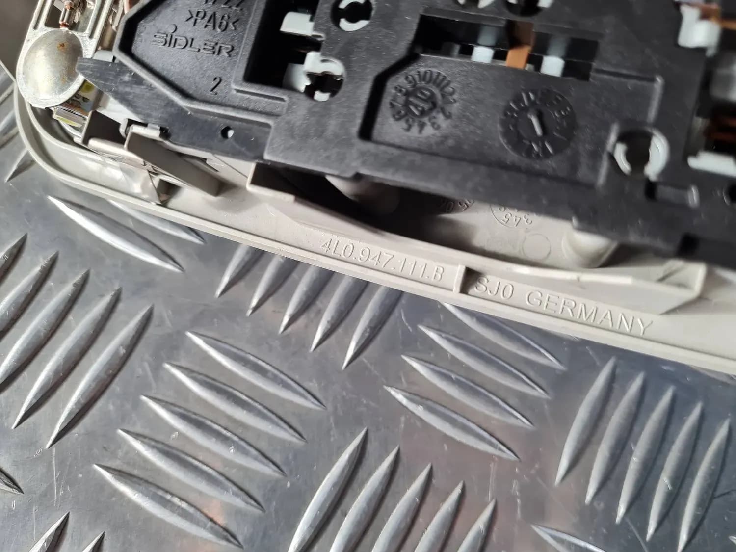 Aizmugurējo sēdvietu apgaismojums AUDI A6 2008 - foto 2