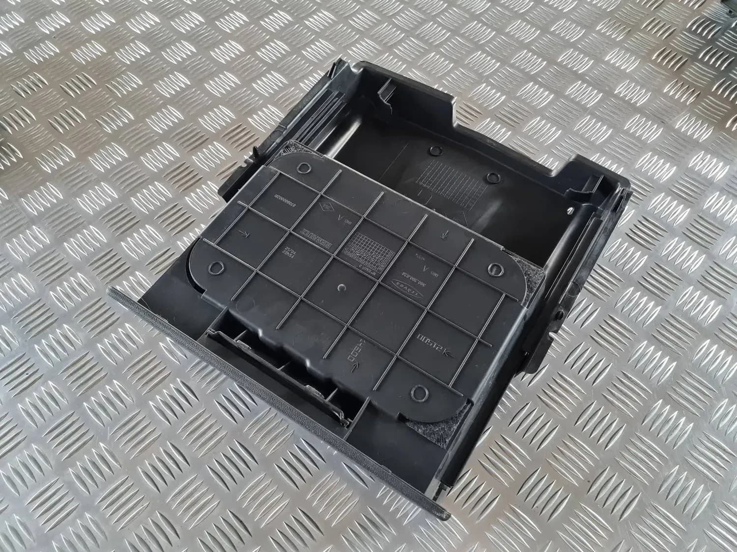 Mantu glabāšanas nodalījums gridā RENAULT SCENIC III 2011