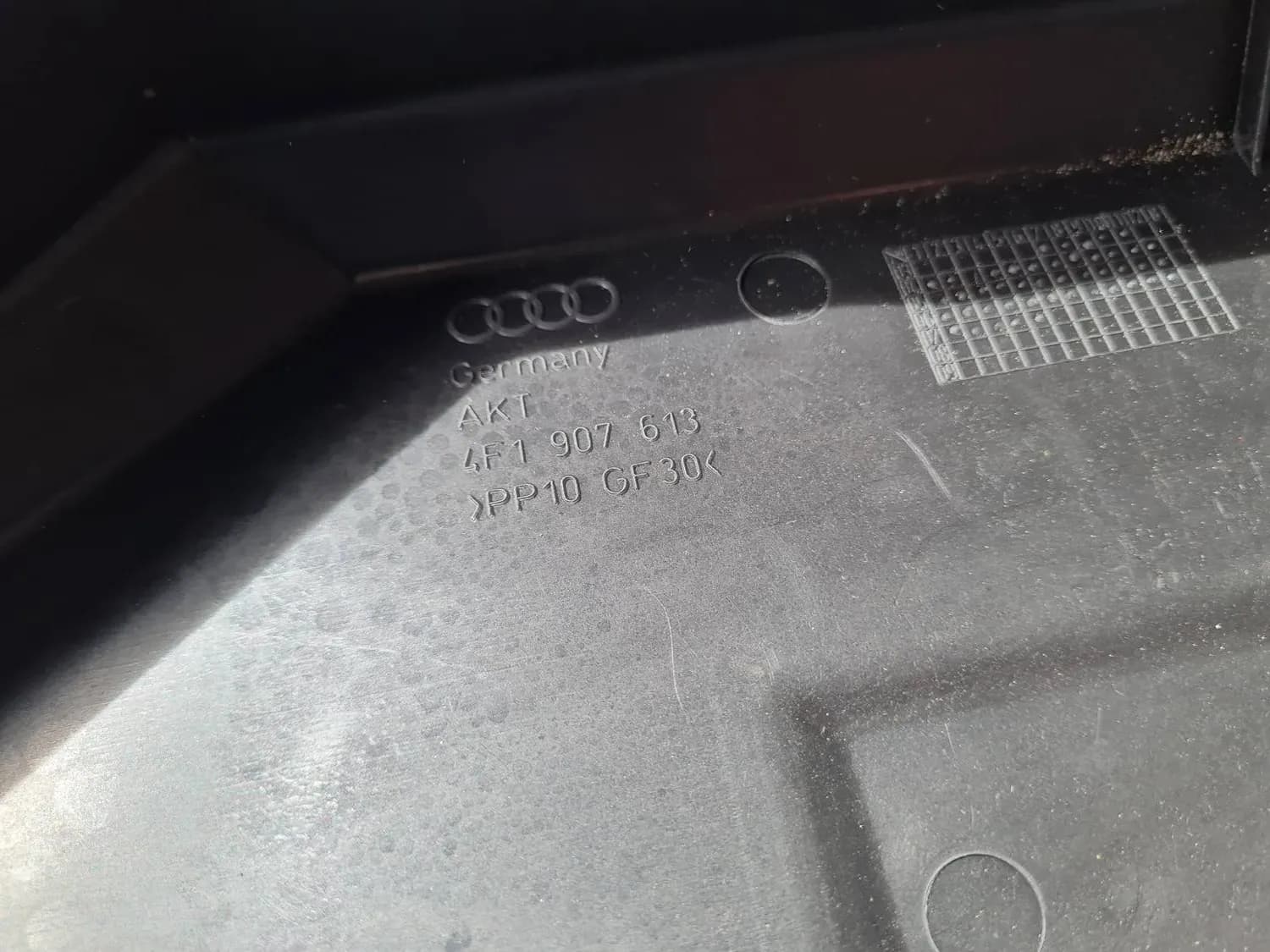 Drošinātāju kārbas korpuss AUDI A6 2008 - foto 2