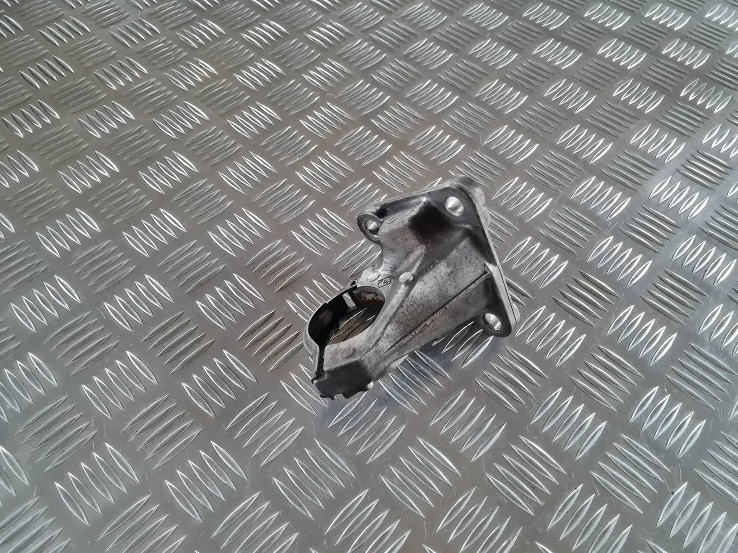 Priekšējas pusases kronšteins RENAULT SCENIC III 2011 - foto 2