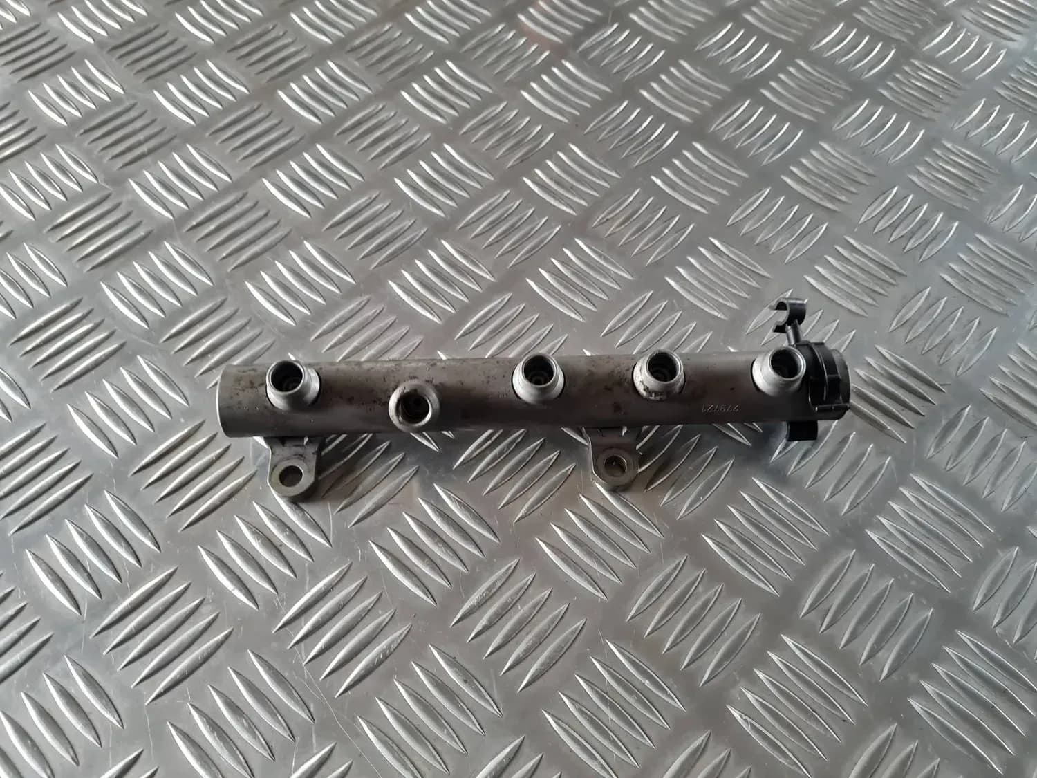 Degvielas sadales caurule AUDI A6 2008 - foto 3