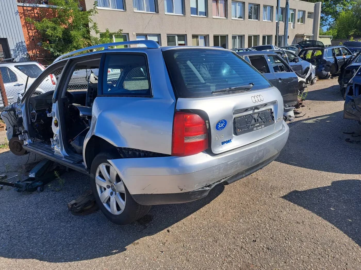 Foto izjauktais auto 2