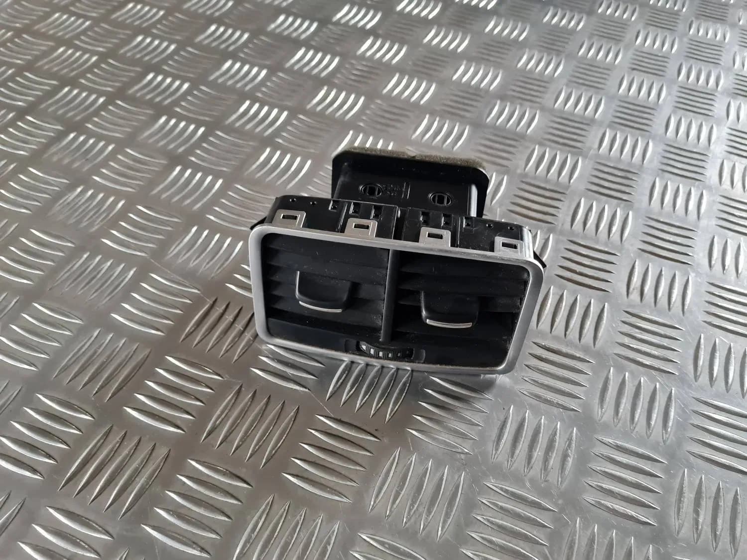 Centrālās konsoles gaisa vads AUDI A6 2008
