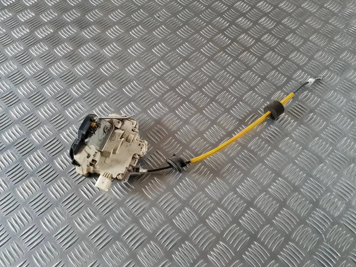 Aizmugurējo labo durvju slēdzene AUDI A6 2008 - foto 1