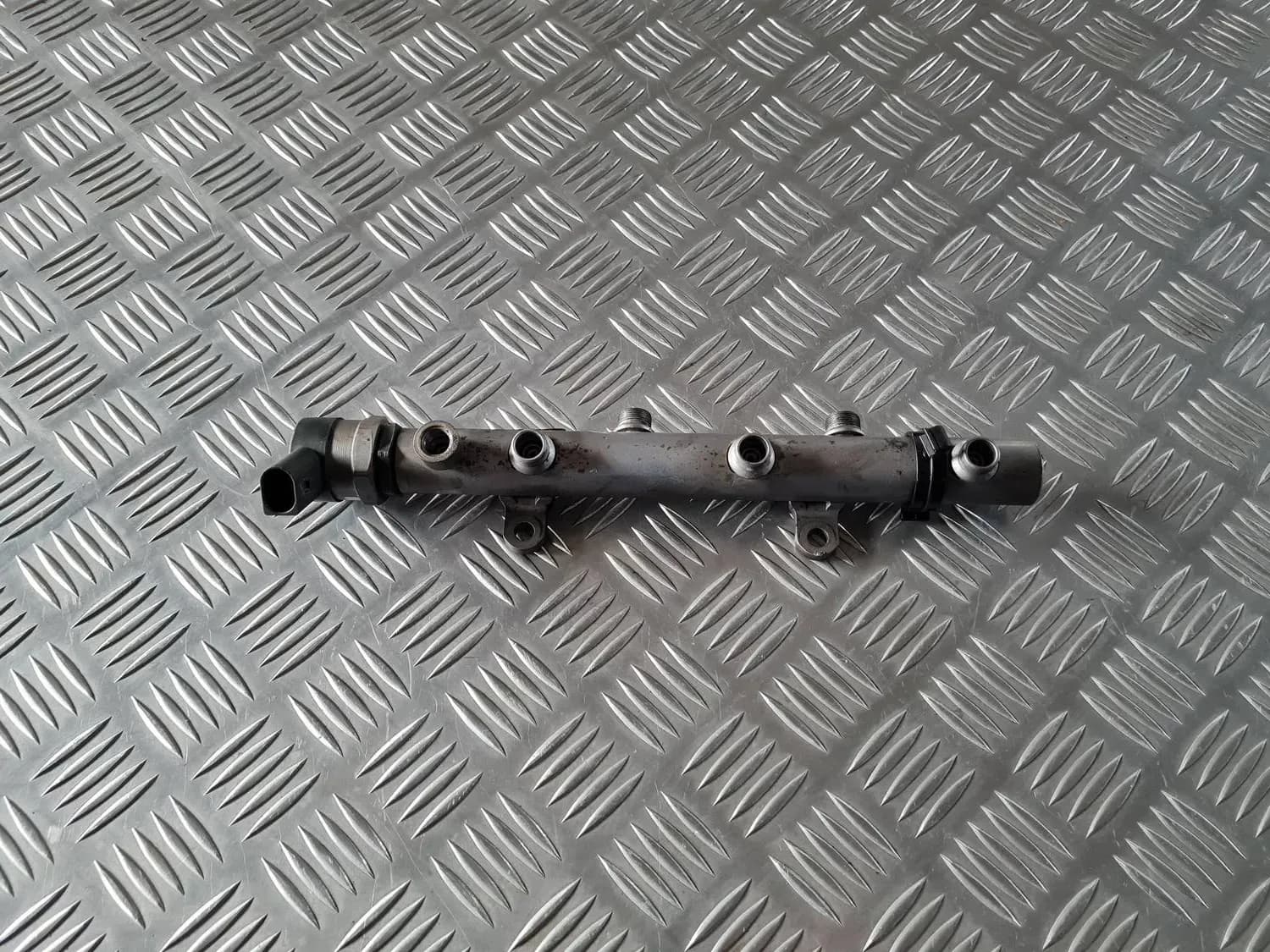 Degvielas sadales caurule AUDI A6 2008 - foto 1