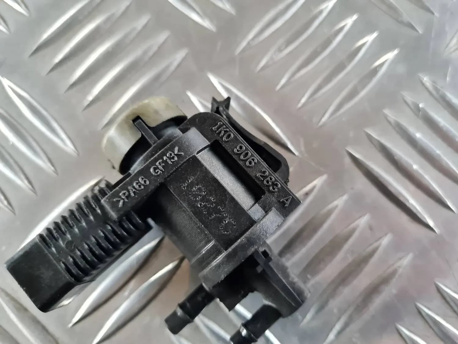 Solenoīda vakuuma vārsts AUDI A6 2008 - foto 4