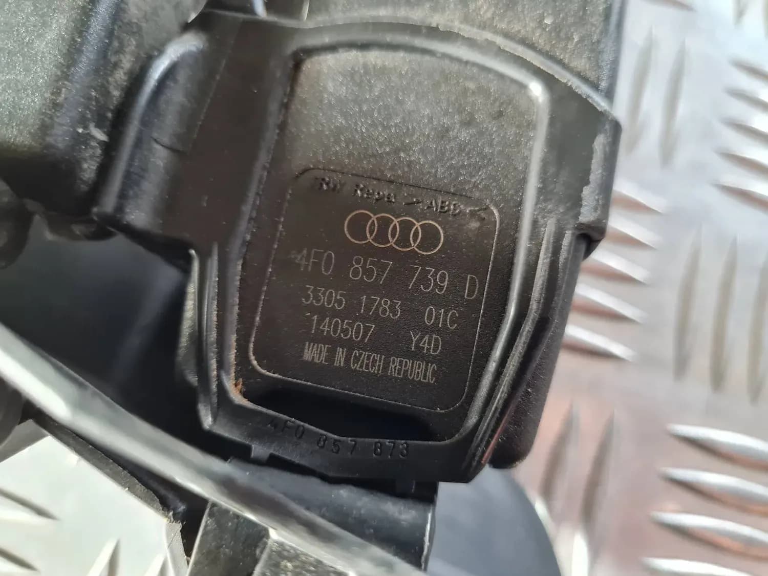 Aizmugurējā dubultā drošības jostas sprādze AUDI A6 2008 - foto 4