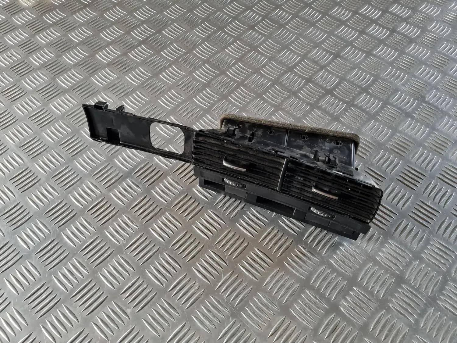 Mērinstrumentu paneļa gaisa vads, centrā AUDI A6 2008