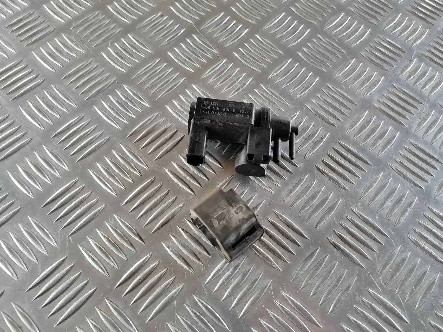 Solenoīda vakuuma vārsts AUDI A6 2008