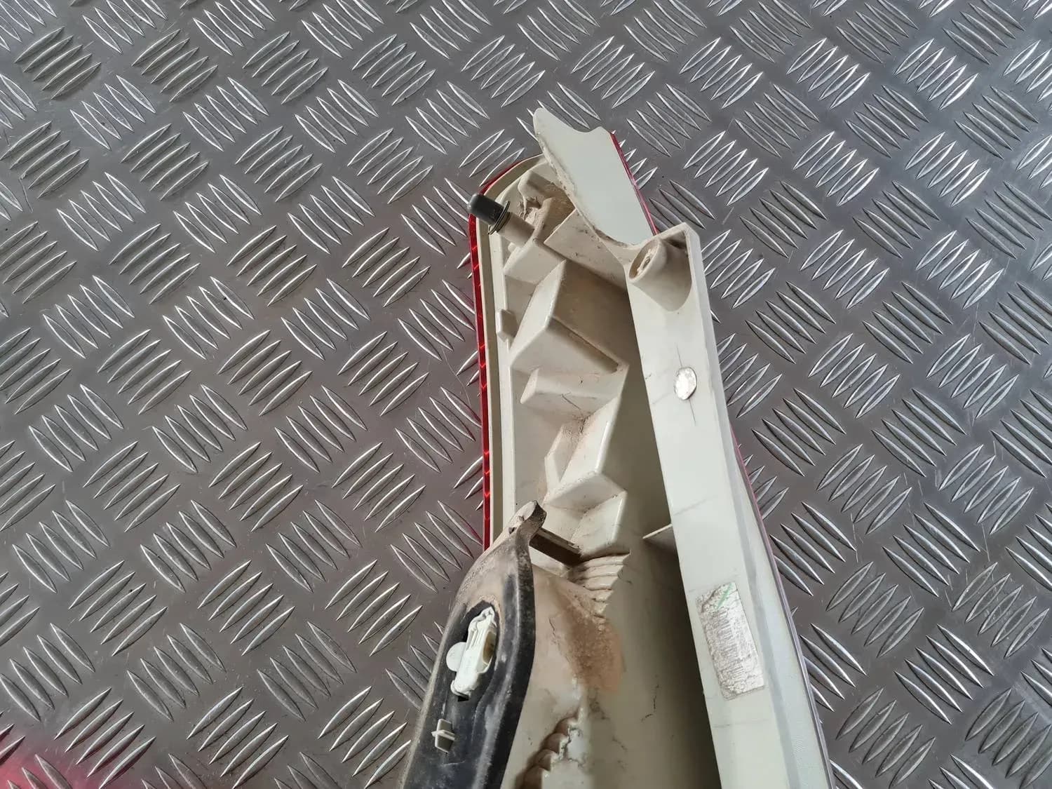 Aizmugurējais labais lukturis RENAULT SCENIC III 2011 - foto 7