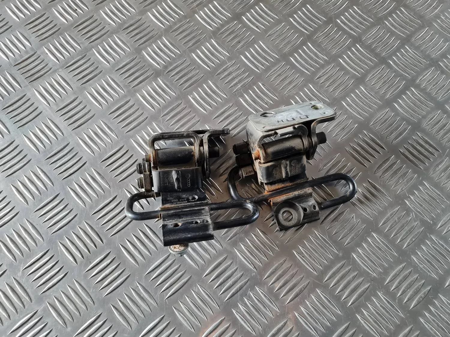 Durvju eņģe AUDI A6 2008 - foto 4