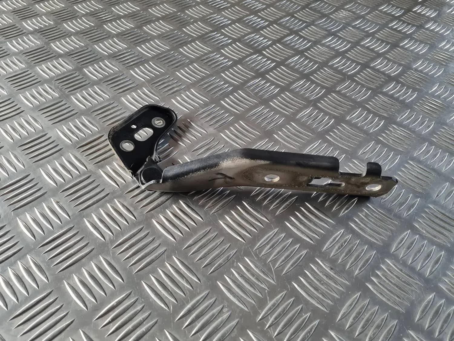 Pārsega eņģe, pa labi AUDI A6 2008