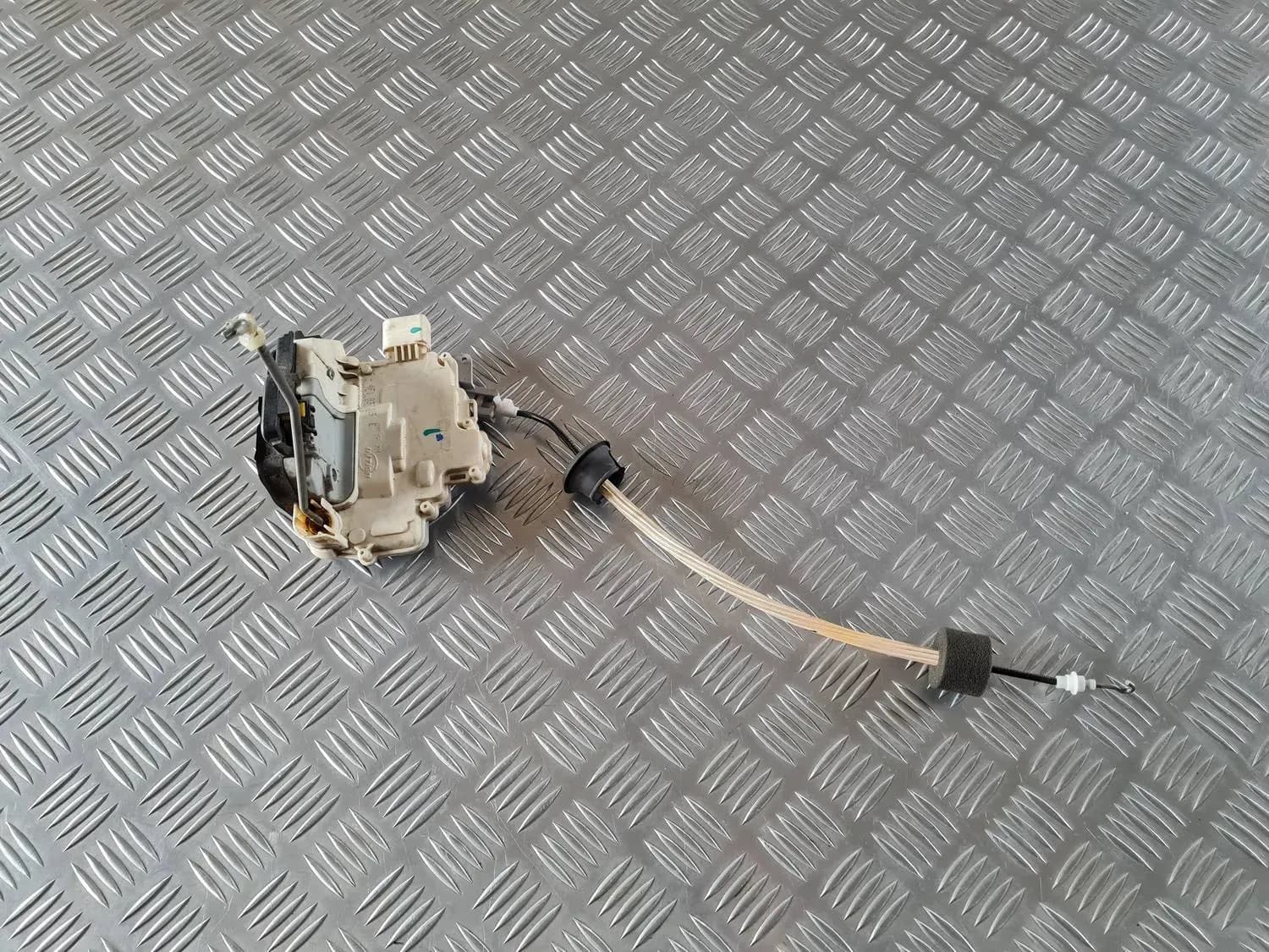 Priekšējo kreiso durvju slēdzene AUDI A6 2008