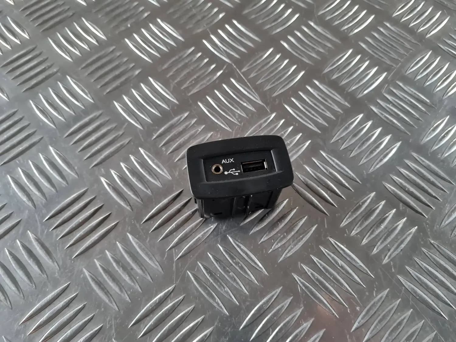 USB/AUX adapteris RENAULT SCENIC III 2011 - foto 1