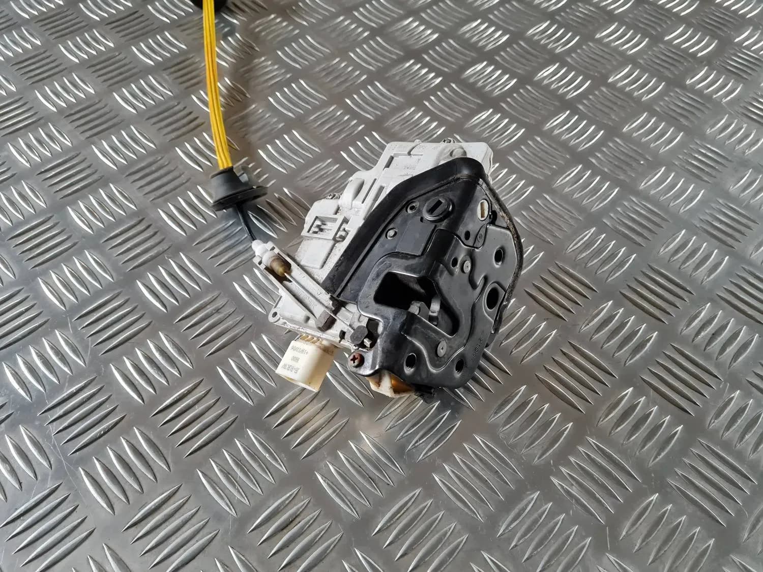 Aizmugurējo labo durvju slēdzene AUDI A6 2008 - foto 3