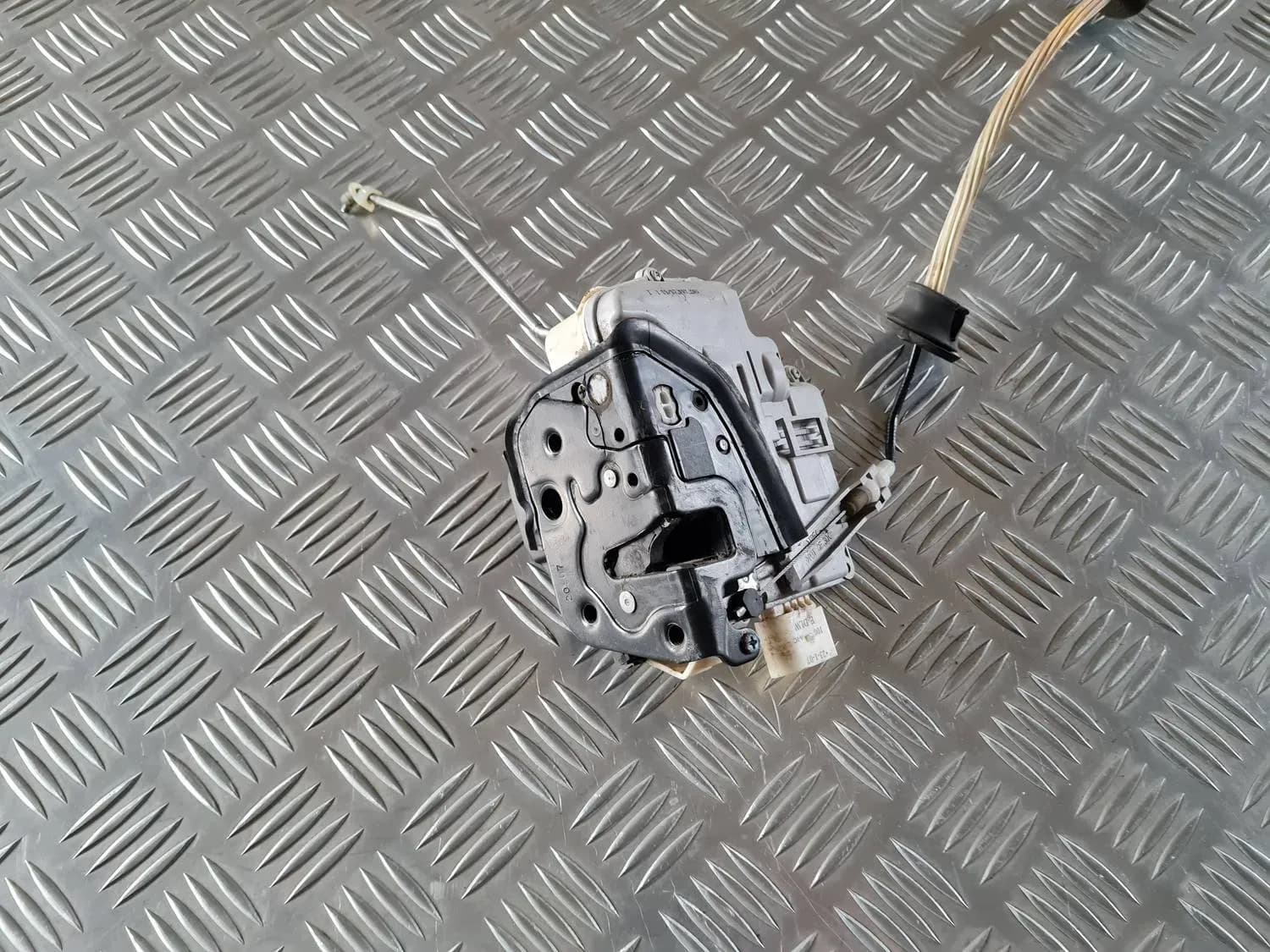 Priekšējo kreiso durvju slēdzene AUDI A6 2008 - foto 2