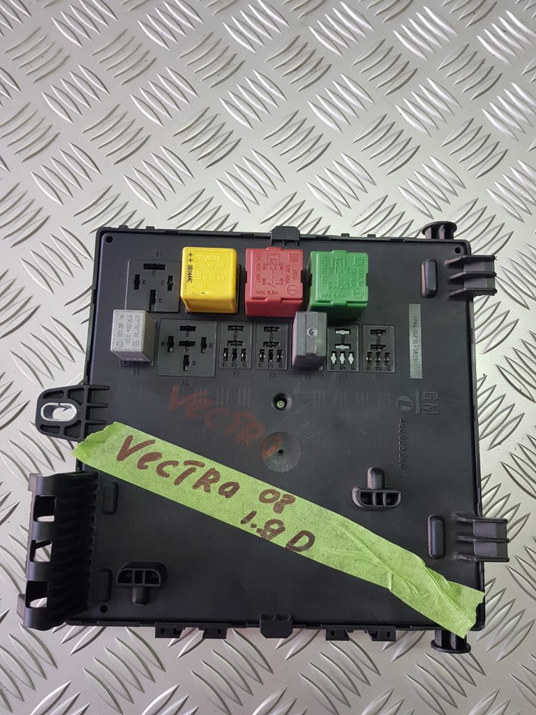 Drošinātāju relejas kaste priekš OPEL VECTRA C 2008 3 Drošinātāju relejas kaste priekš OPEL VECTRA C 2008