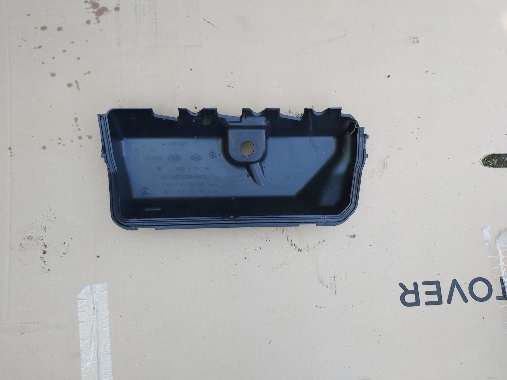 Dzinēja dekoratīva vāka daļa priekš RENAULT ESPACE IV 2006 2 Dzinēja dekoratīva vāka daļa priekš RENAULT ESPACE IV 2006