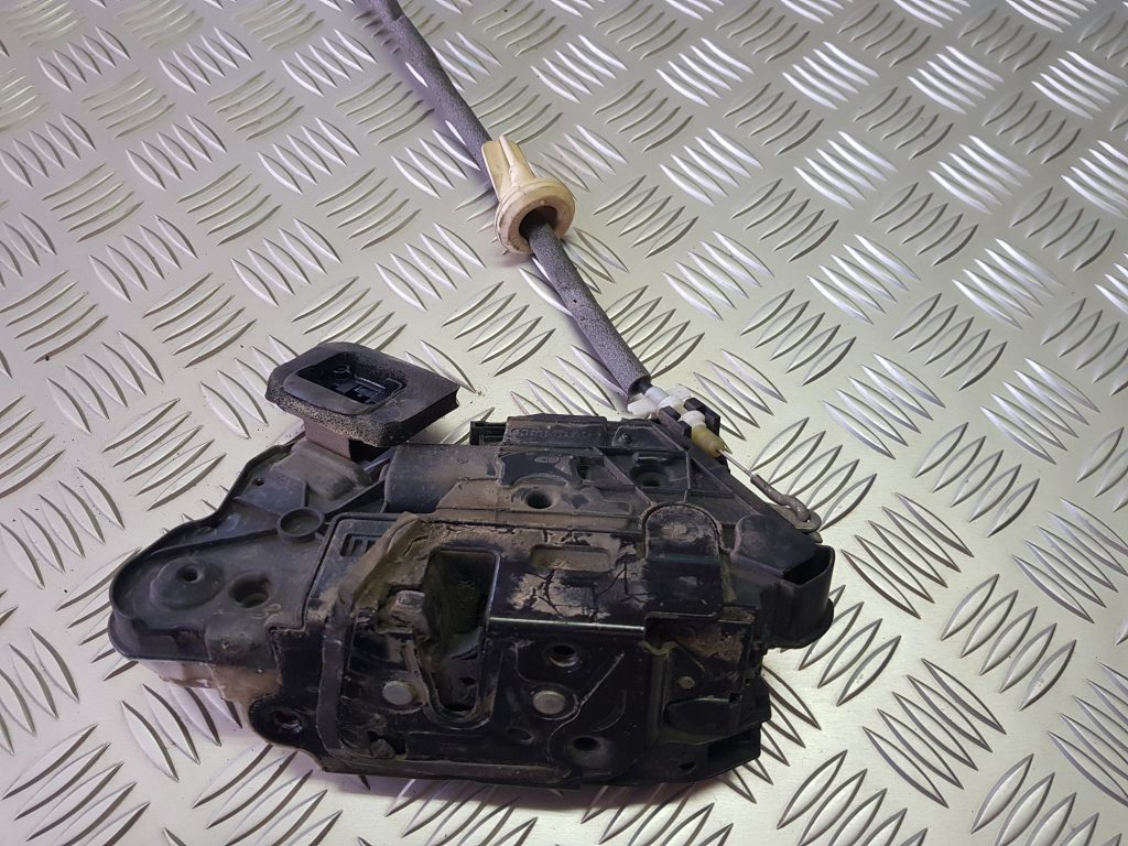 Priekšējo kreiso durvju slēdzene priekš VW GOLF 2014 2 Priekšējo kreiso durvju slēdzene priekš VW GOLF 2014