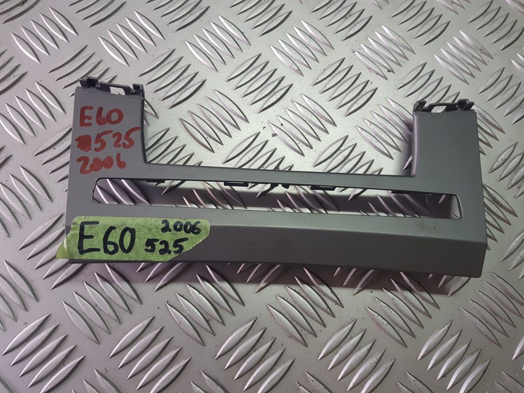 Mērinstrumentu paneļa dekoratīvā uzlika priekš BMW 525 E60 2006 BLACK 1 Mērinstrumentu paneļa dekoratīvā uzlika priekš BMW 525 E60 2006 BLACK