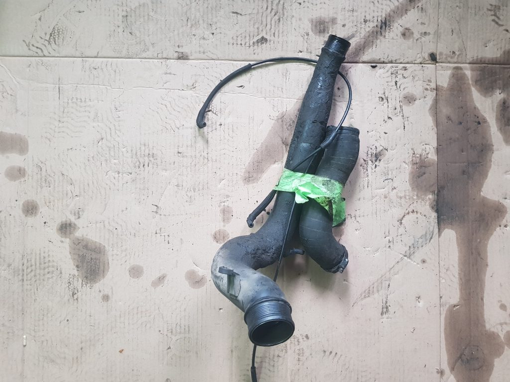 Interkulera caurule priekš VOLVO V70 2002 SILVER 1 Interkulera caurule priekš VOLVO V70 2002 SILVER